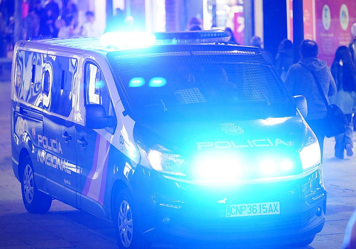 Un furgón de la Policía Nacional, circulando por la capital.