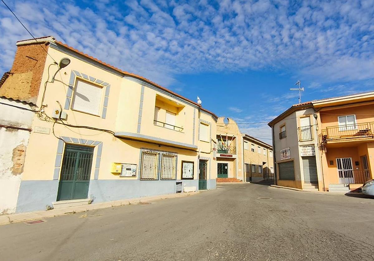 Una vecina camina por una calle de Villoruela.