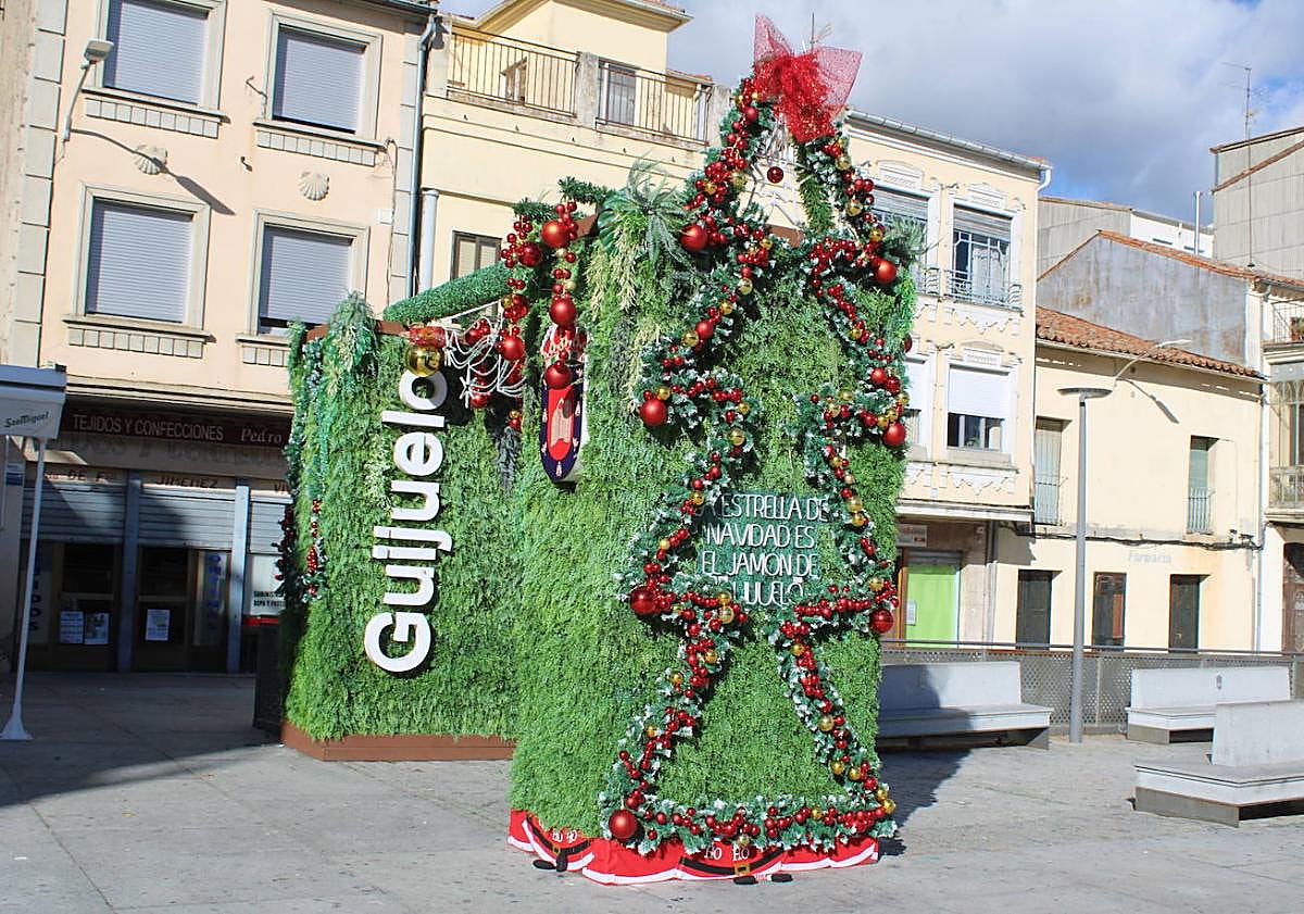 Imagen principal - Ya ha comenzado la instalación del alumbrado navideño y los adornos en la Plaza Mayor y la fachada del Ayuntamiento.