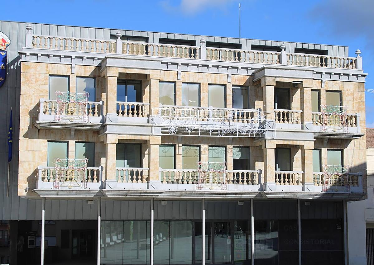 Imagen secundaria 1 - Ya ha comenzado la instalación del alumbrado navideño y los adornos en la Plaza Mayor y la fachada del Ayuntamiento.