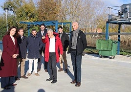 Los técnicos, explicando a las autoridades la depuradora de aguas residuales de biodiscos de Aldealengua.