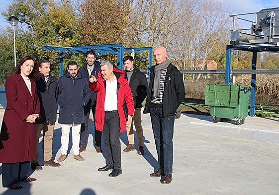 Los técnicos, explicando a las autoridades la depuradora de aguas residuales de biodiscos de Aldealengua.