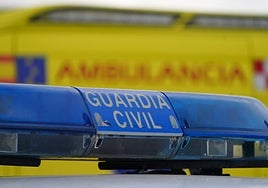 Una mujer herida tras la colisión entre un camión y un coche en la rotonda de la SA-20