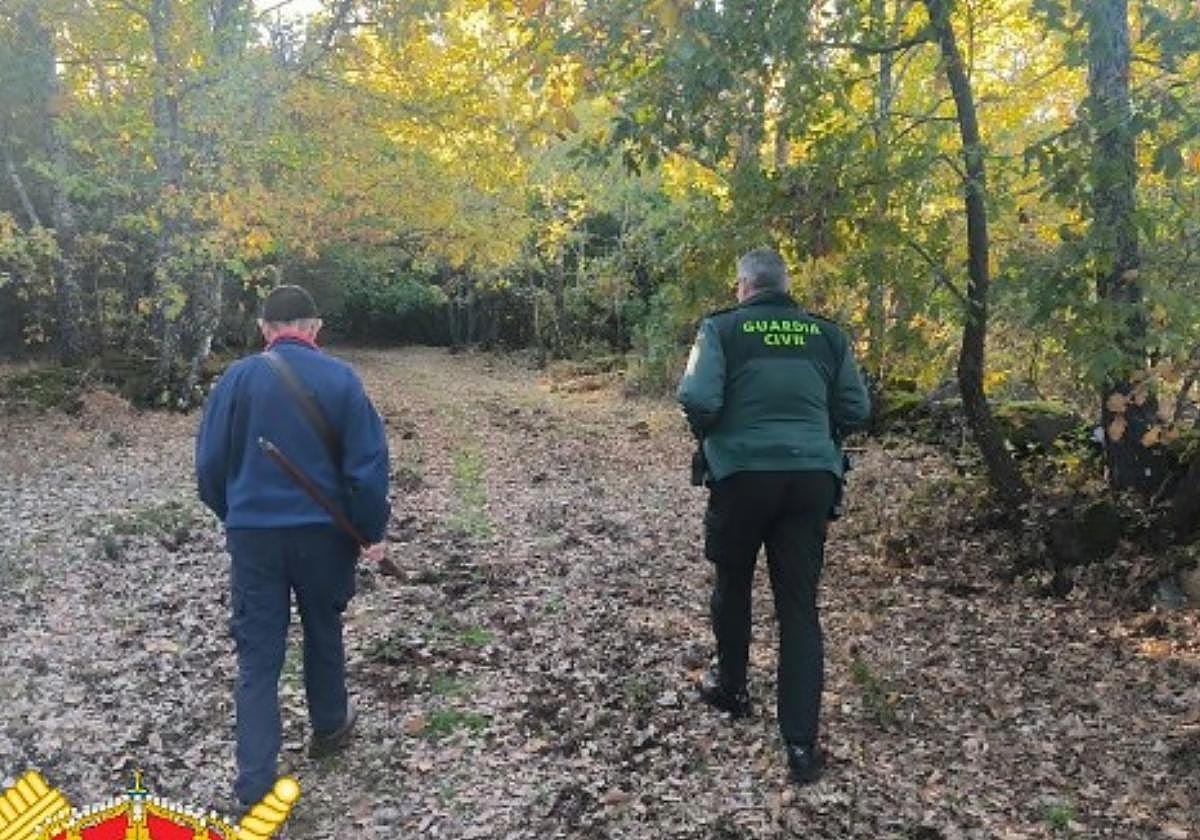 Un agente de la Guardia Civil acompaña al hombre en Miranda de Castañar.