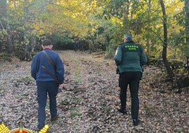 Un agente de la Guardia Civil acompaña al hombre en Miranda de Castañar.