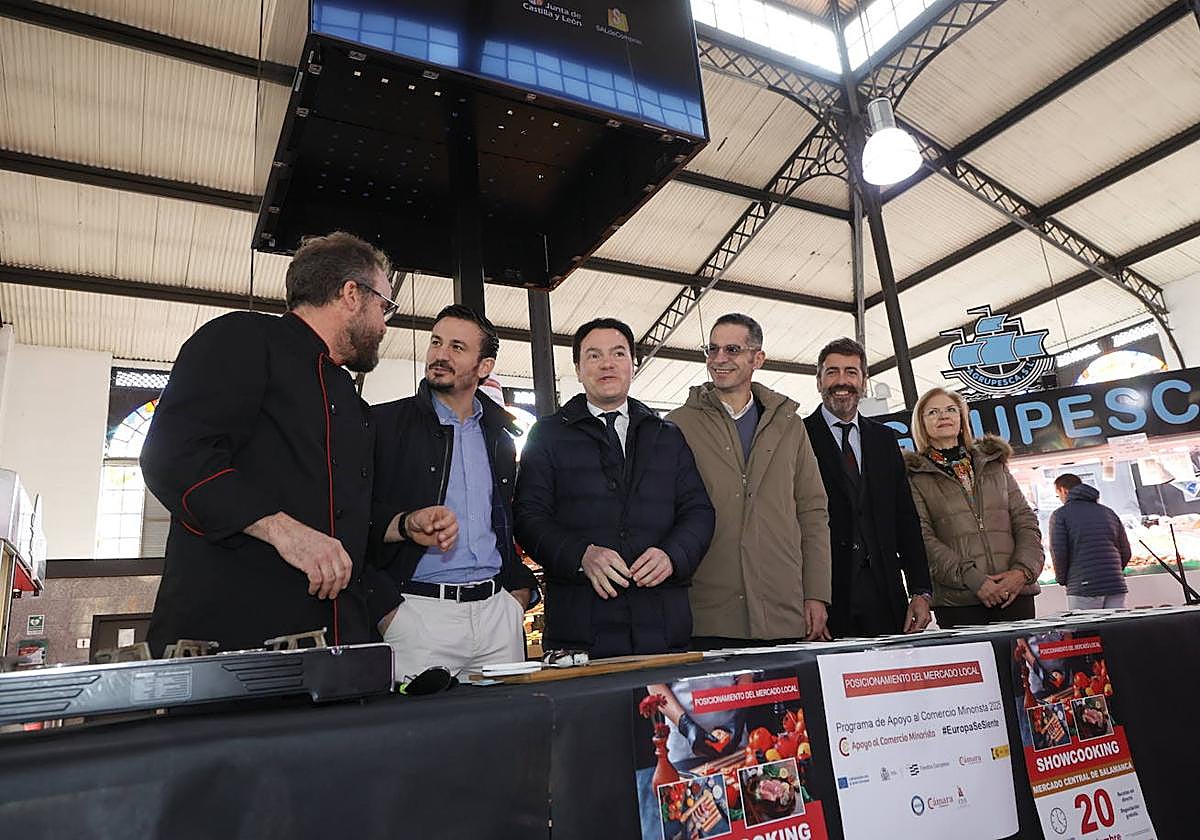 Borja, Antonio, Pedro, Emilio, Antonio y Mercedes, en el Mercado Central.