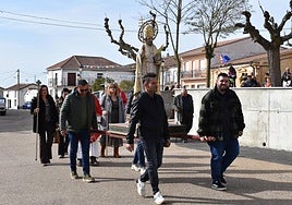 Procesión en honor a San Clemente por las calles de Aldeanueva de Figueroa.