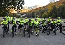 Imagen de los alumnos de la escuela con tres de los cinco monitores.