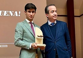 Manuel Diosleguarde, con el alcalde de Arévalo.
