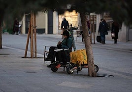 Patinetes de riders, en una calle del centro de Salamanca.