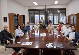 El rector de la USAL, Juan Manuel Corchado, y el director de la Escuela, José Alejandro Reveriego, junto a profesores y alumnos del centro.
