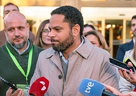 El secretario general de Vox, Ignacio Garriga, durante su intervención ante los medios de comunicación, en Salamanca.