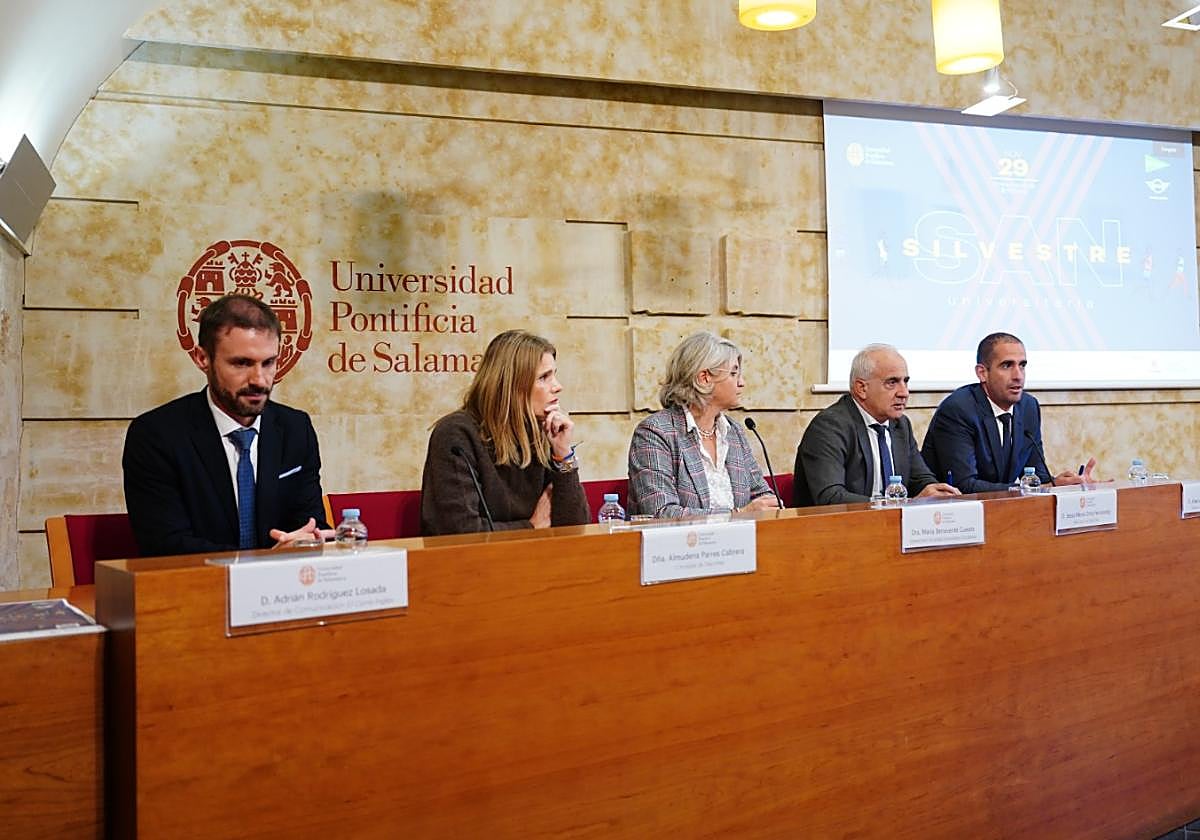 Adrián Rodríguez, Almudena Parres, María H. Benavente, Jesús María Ortiz y Alberto Rodríguez Cayetano, durante la presentación.