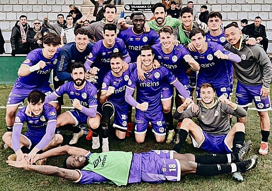 La plantilla de la pasada campaña del Salamanca UDS celebra la victoria en casa del filial del Racing.