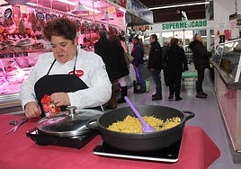 Leticia Martín elabora la primera de las recetas en el mercado.