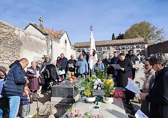 Momento de la celebración en el cementerio de San Miguel.