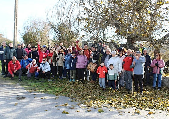 Los asistentes a la jornada, durante una parada junto al potro y el moral que se ubican en el entorno de la iglesia.