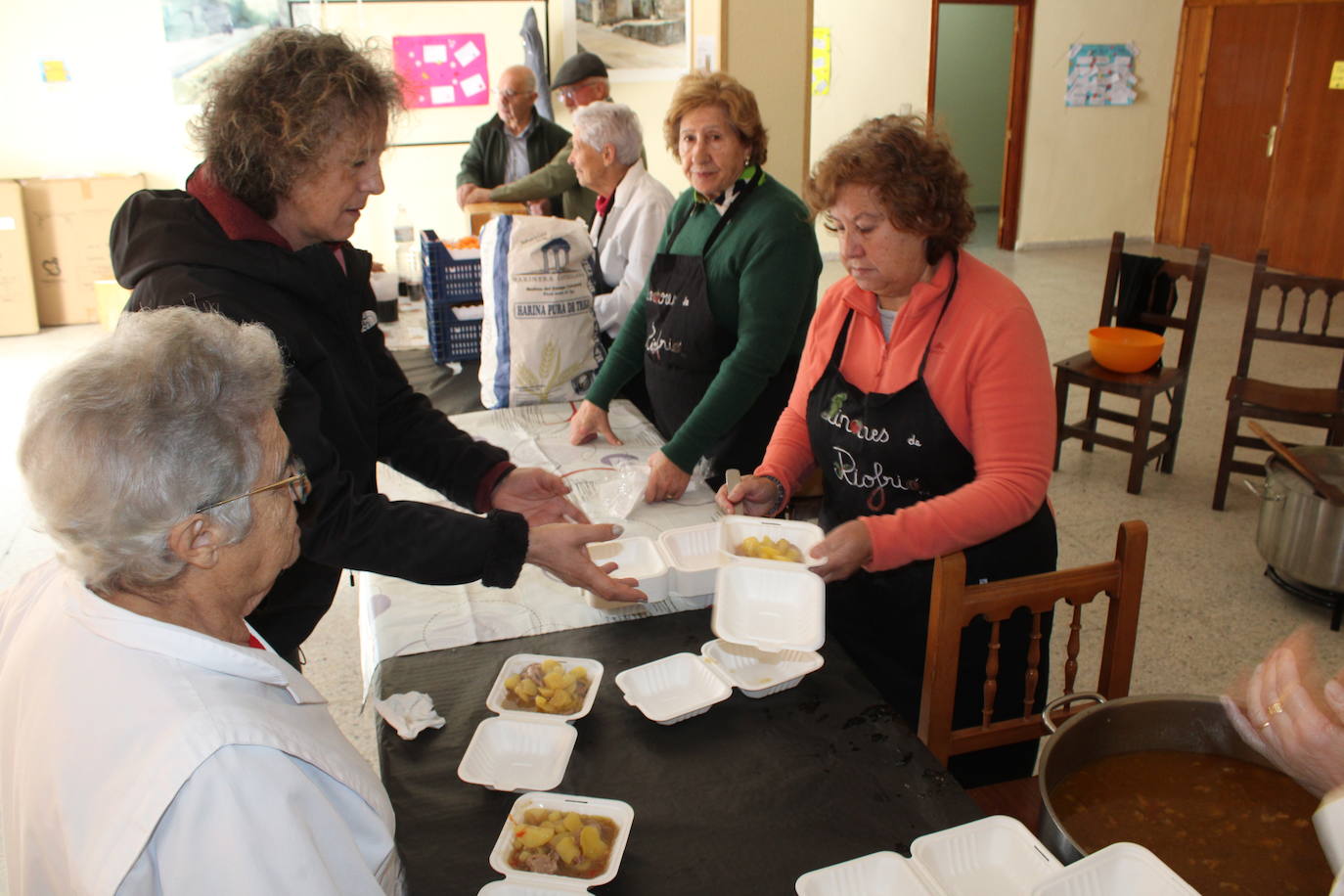 Linares de Riofrío disfruta de su jornada micológica pese al mal año de setas