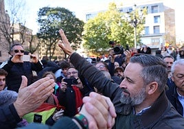 Abascal, recibido en Salamanca entre rojigualdas, cruces de Borgoña y gritos de «¡Viva España!»