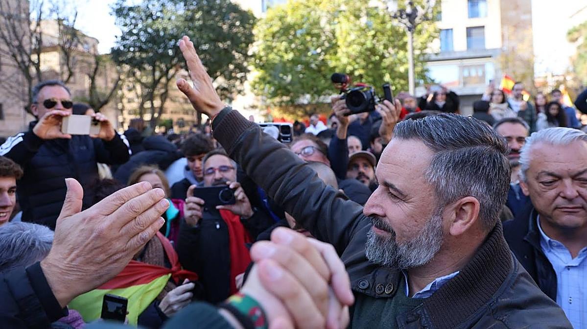 Abascal, recibido en Salamanca entre rojigualdas, cruces de Borgoña y gritos de «¡Viva España!»