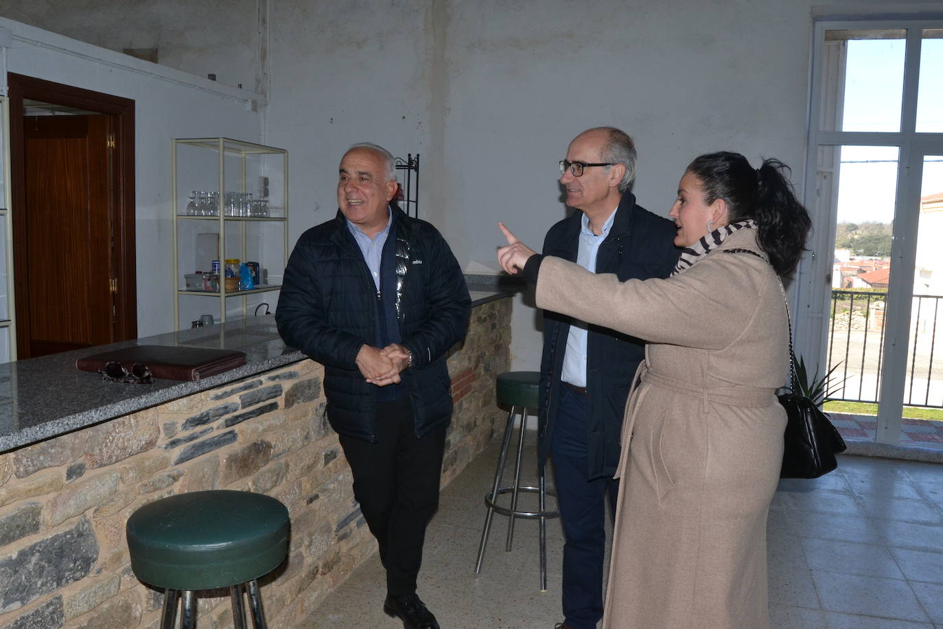 Jesús María Ortiz, Javier Iglesias y Cristina González, en el bar de Cerralbo.