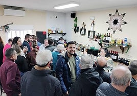 Vecinos de Valdelamatanza, en el bar del pueblo.