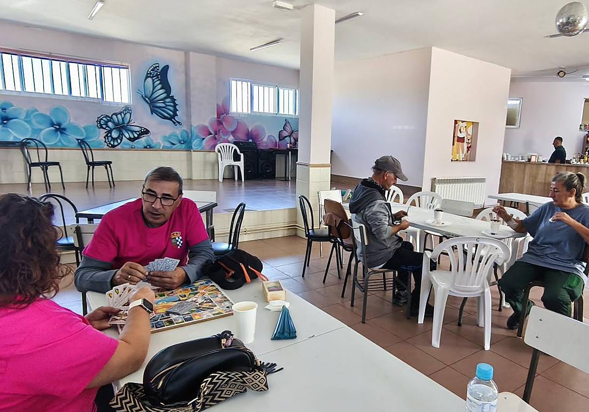 Interior del espacio municipal de Coca de Alba, que cuenta con servicio de bar principalmente en festivos.