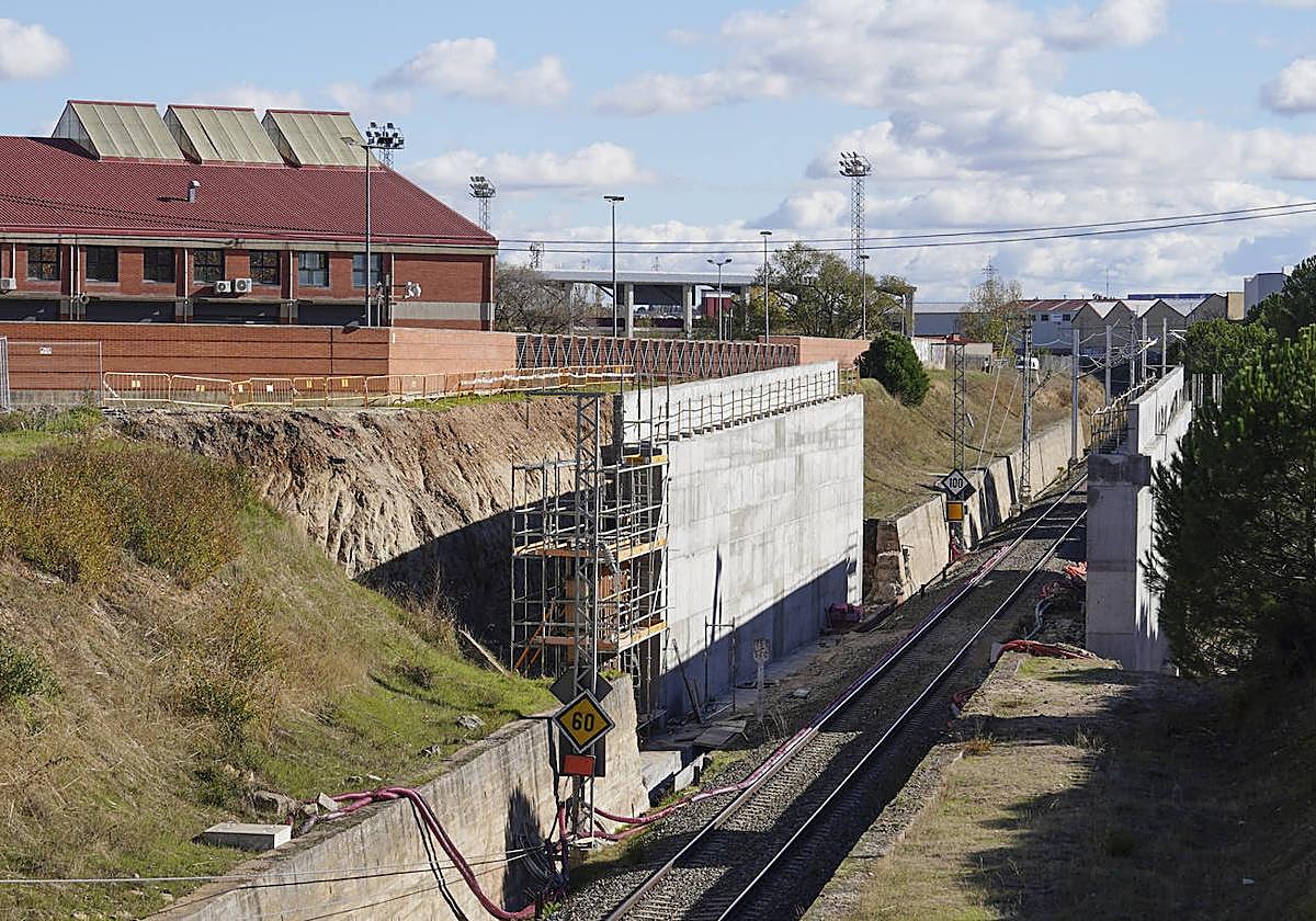 Obras de construcción del puente junto a la Comandancia.