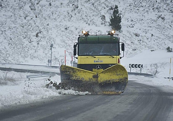 Imagen de las labores de retirada de la nieve acumulada en carreteras y coches en Formigal.