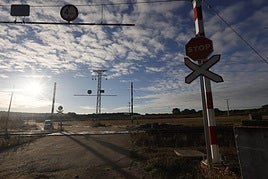 La mayoría de los pasos a nivel de la línea férrea que une Salamanca con la frontera portuguesa solo están señalizados con un 'stop'.