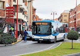 Un autobús, por la avenida de Madrid de Santa Marta.