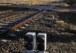 Imagen de la línea férrea que une Salamanca con la frontera portuguesa.