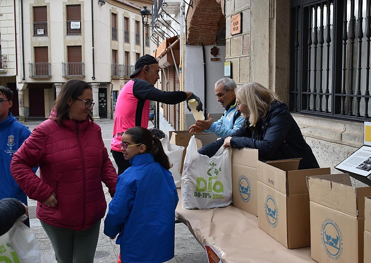 Imagen secundaria 1 - Alba de Tormes recauda 130 kilos de productos para el Banco de Alimentos
