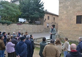 Pablo Ajenjo, durante su explicación en la plaza de Amayuelas.