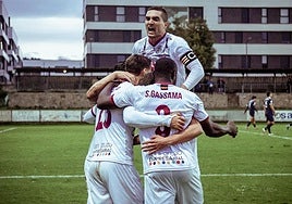 Iván Casado culmina la torre de jugadores del Salamanca UDS festejando el primer tanto blanquinegro.