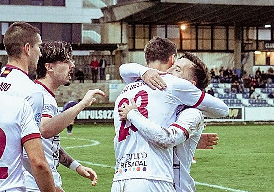 Parra y Javi Delgado se abrazan festejando el segundo tanto del Salamanca UDS en Miramar.