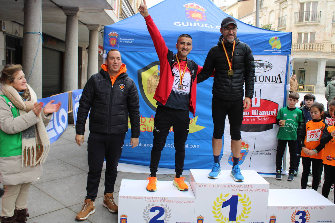 Guijuelo disfruta con su jamón velo más solidario