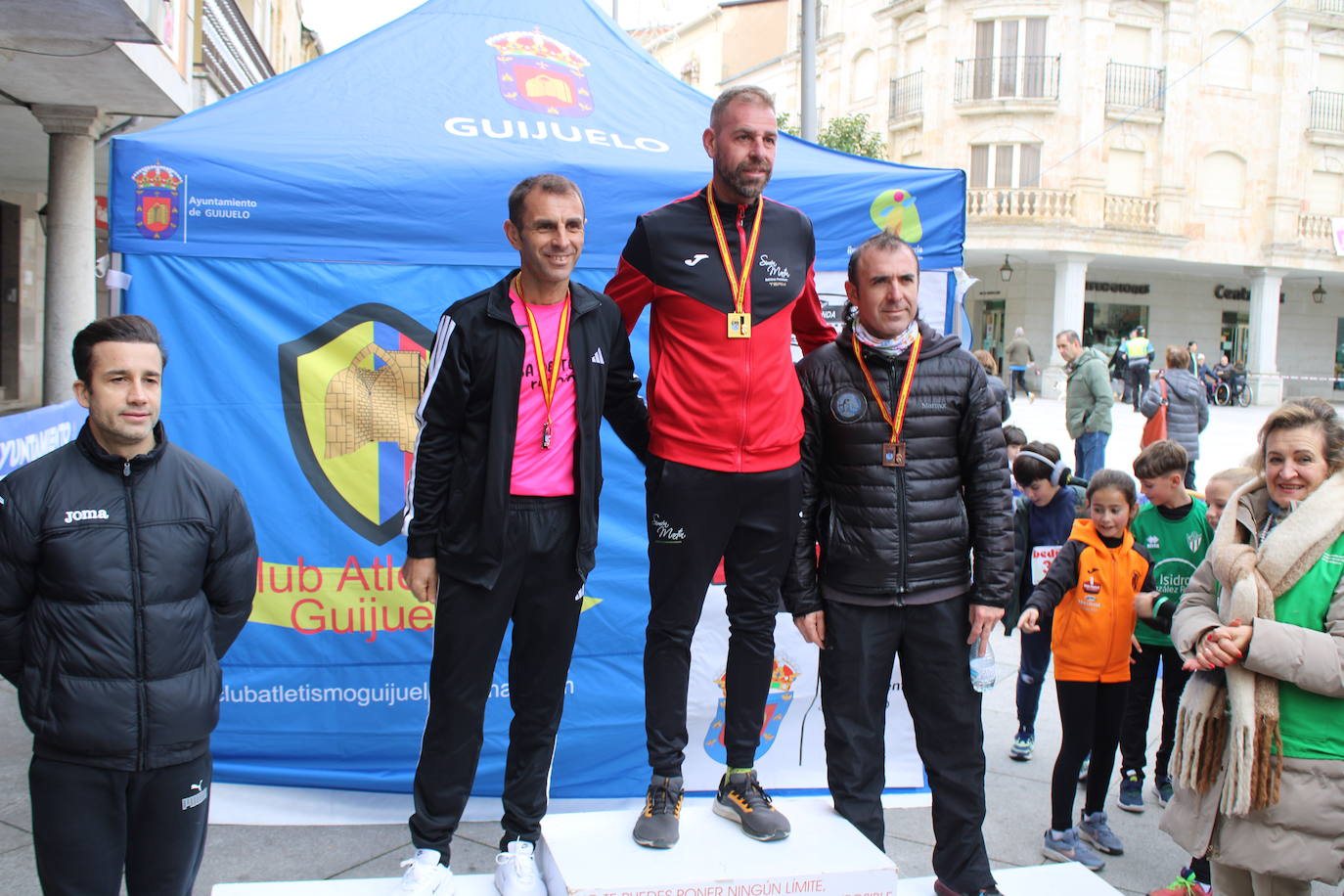 Guijuelo disfruta con su jamón velo más solidario