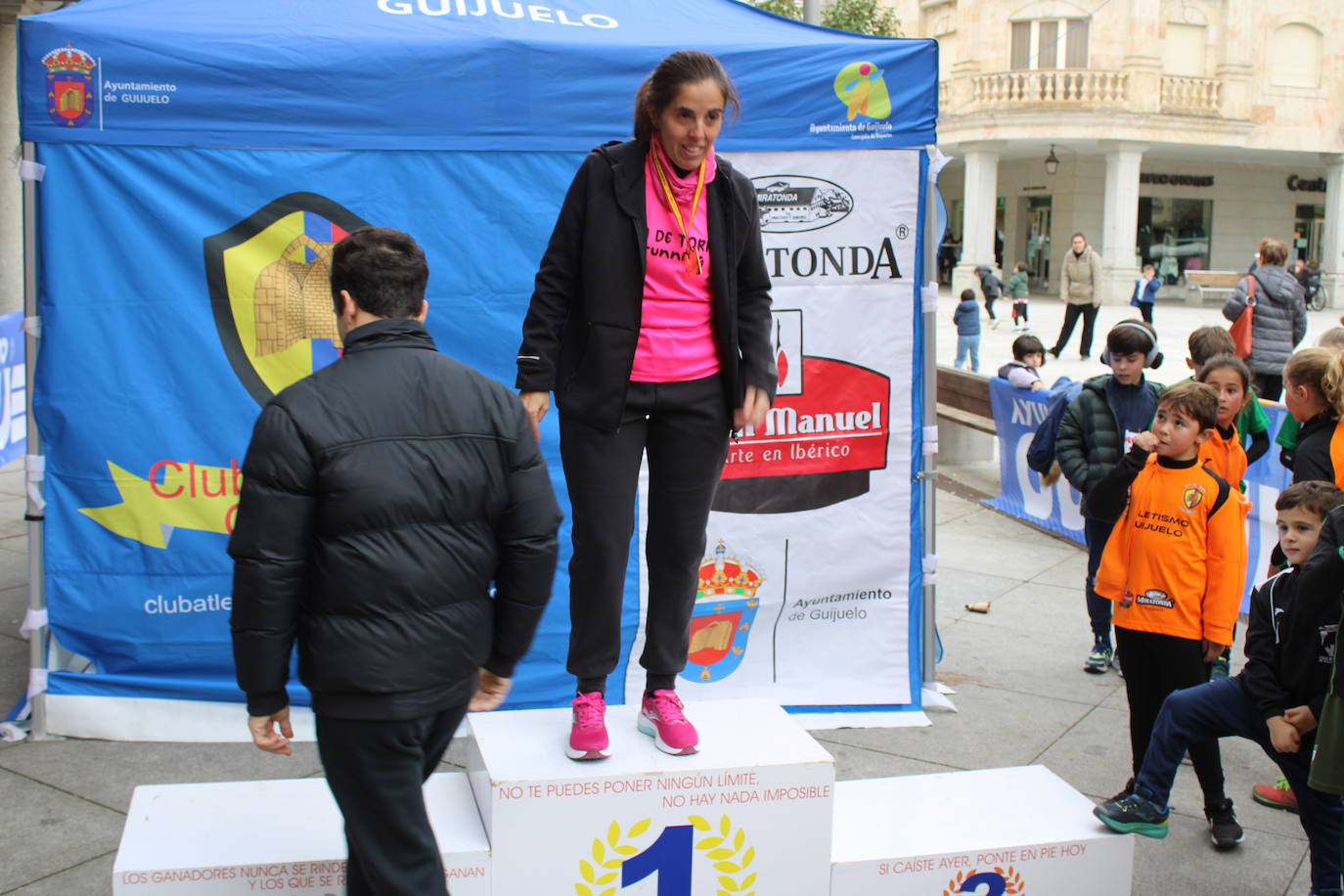 Guijuelo disfruta con su jamón velo más solidario