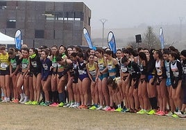 Salida de la carrera sub 20 femenina en Atapuerca con las atletas del VelSalamanca.