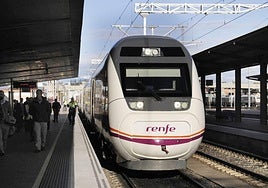 Un tren, en la estación de Salamanca.