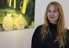 La artista Ane Mai Höök, junto a su obra.