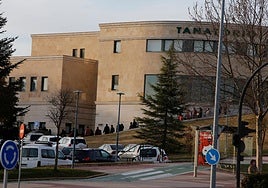 Vehículos estacionados en el Tanatorio San Carlos.