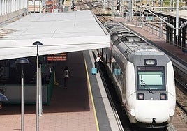 Un tren, en la estación de Salamanca.