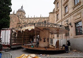 Trabajadores, instalando el carrusel que girará junto al mercadillo navideño de Anaya.
