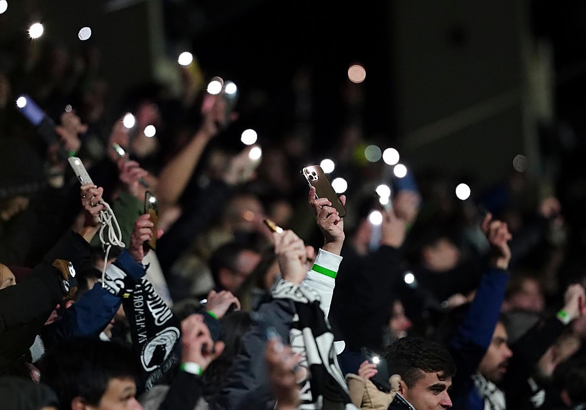 Aficionados de Unionistas, con la linterna del móvil encendida, celebrando el triunfo de este pasado viernes.