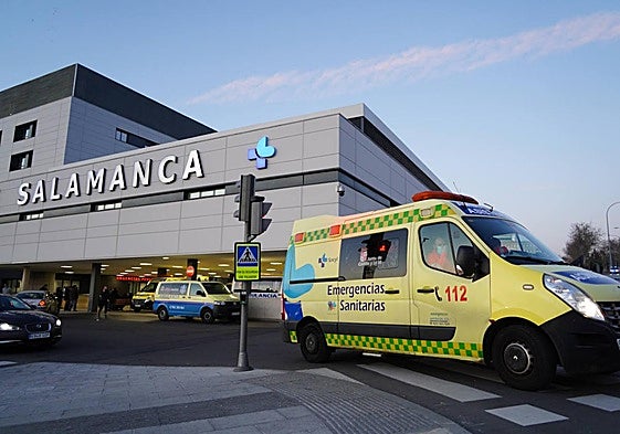 Una ambulancia se ha trasladado hasta el lugar para atender a la afectada.