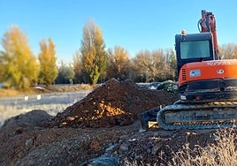 La maquinaria pesada ya ha comenzado su trabajo en la parcela de viviendas protegidas en Santa Marta.