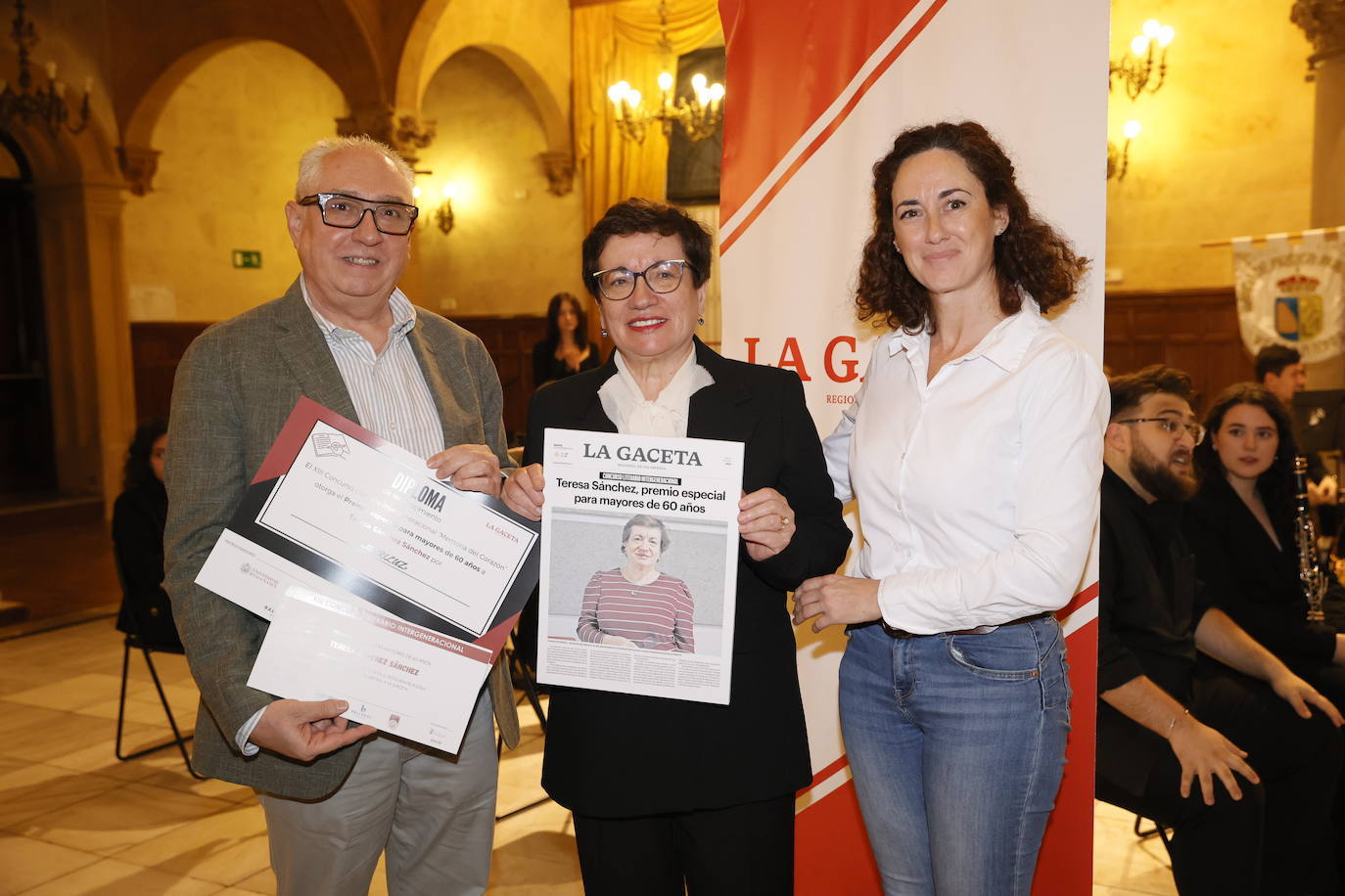 Teresa Sánchez, junto a Ignacio García y Mónica Ponte.