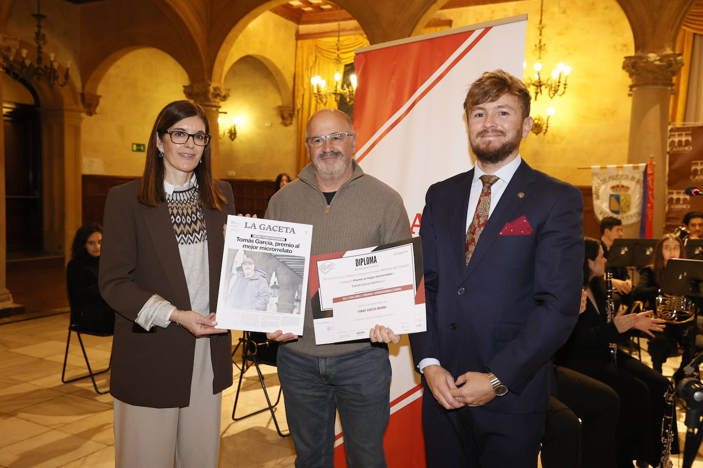 Tomás García Merino muestra su premio junto a Mar Juan y F. J. Rubio.